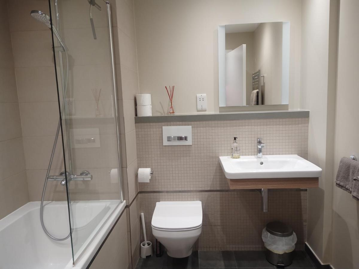 Kings Wharf Quay29 - Large Studio Apartment With 3 Pools - Gym - Rock Views - Holiday And Short Let Apartments In Gibraltar Buitenkant foto