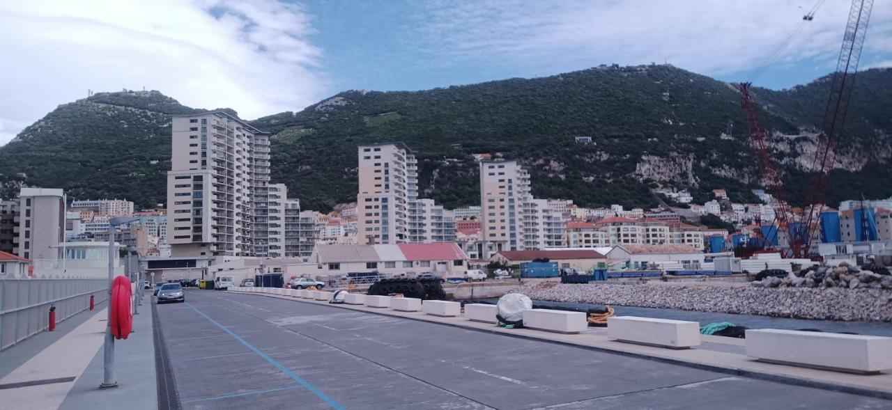 Kings Wharf Quay29 - Large Studio Apartment With 3 Pools - Gym - Rock Views - Holiday And Short Let Apartments In Gibraltar Buitenkant foto