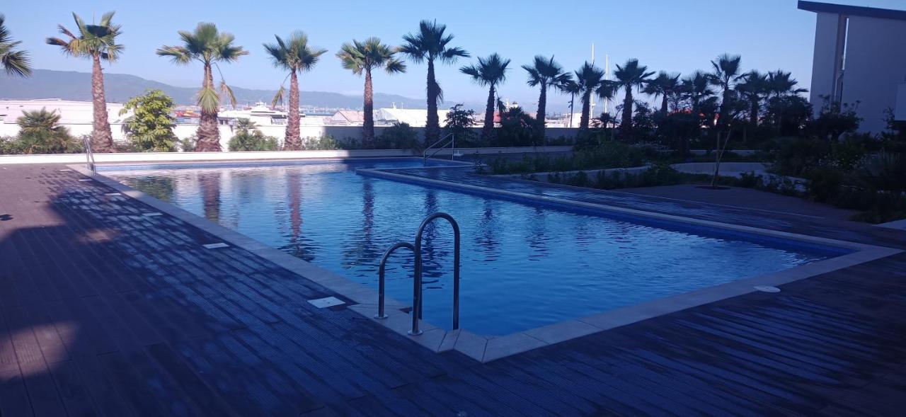 Kings Wharf Quay29 - Large Studio Apartment With 3 Pools - Gym - Rock Views - Holiday And Short Let Apartments In Gibraltar Buitenkant foto