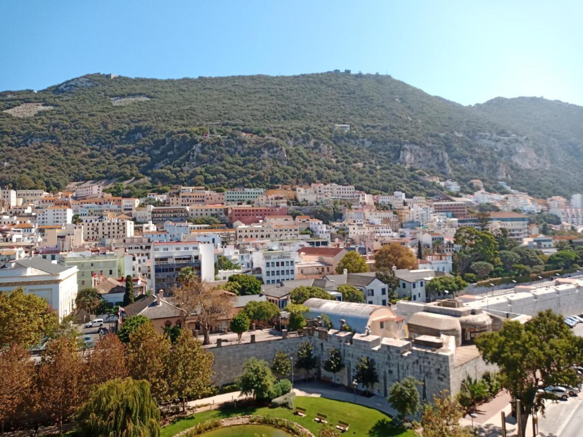 Kings Wharf Quay29 - Large Studio Apartment With 3 Pools - Gym - Rock Views - Holiday And Short Let Apartments In Gibraltar Buitenkant foto