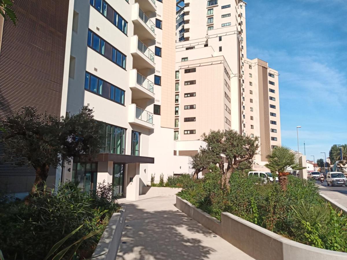 Kings Wharf Quay29 - Large Studio Apartment With 3 Pools - Gym - Rock Views - Holiday And Short Let Apartments In Gibraltar Buitenkant foto